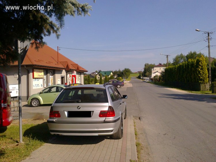 Parking przed sklepem pusty, ale...