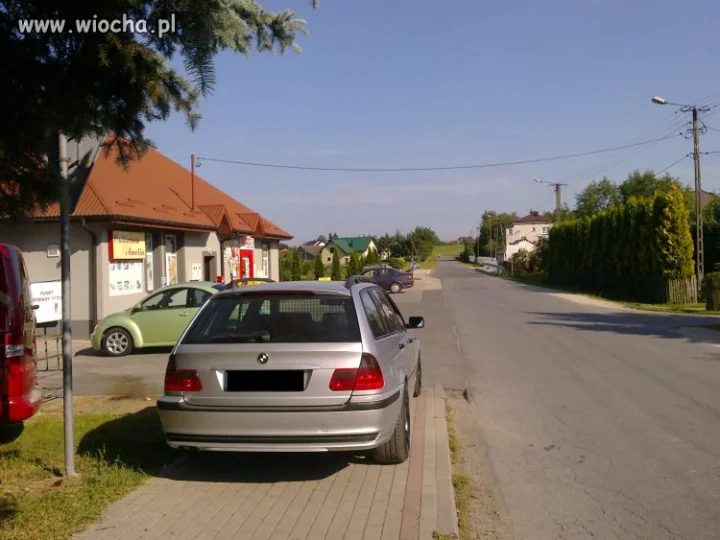 Parking przed sklepem pusty, ale...