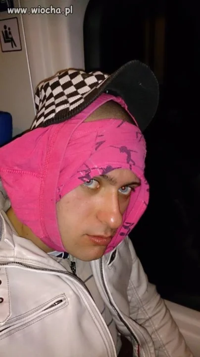 W pociągu zakładać sobie gacie na łeb ??? !!