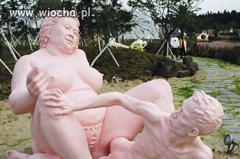 Dość ciekawy i wyszukany posąg...