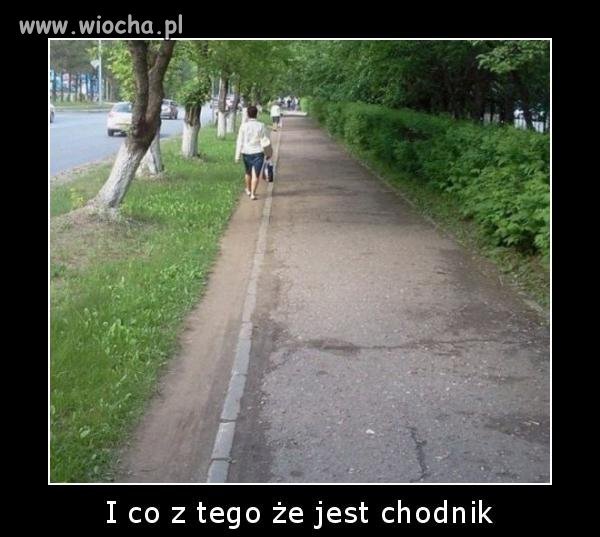 Chodnik jest ale i tak wydepczę ścieżkę...