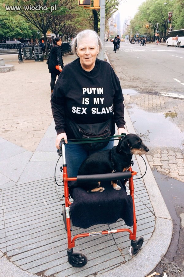 Ta babcia dzierży w swoich dłoniach