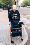 Ta babcia dzierży w swoich dłoniach