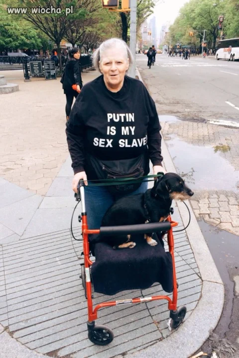 Ta babcia dzierży w swoich dłoniach