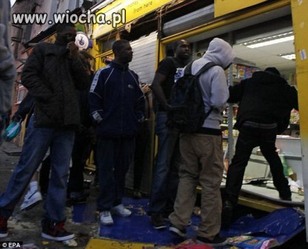 Imigranci z Afryki robią zakupy we Francji