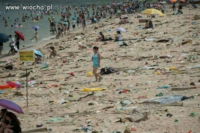 Chińska plaża pełna śmieci