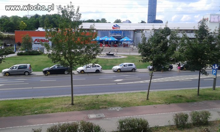 Wro Aquapark 2 parkingi ale po co jak jest chodnik