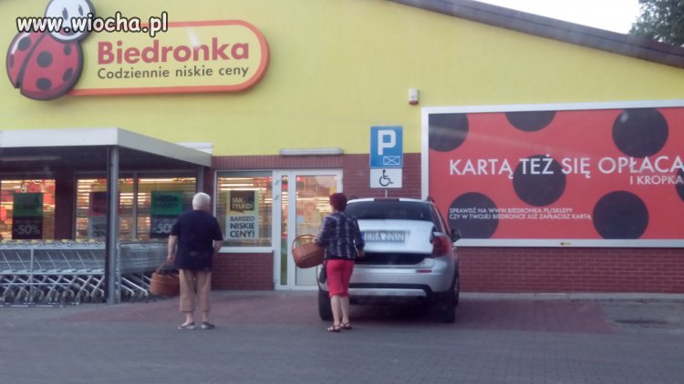 Inwalidki pod Biedronką