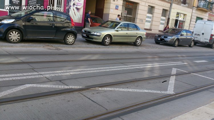 I tak sobie stoi i blokuje
