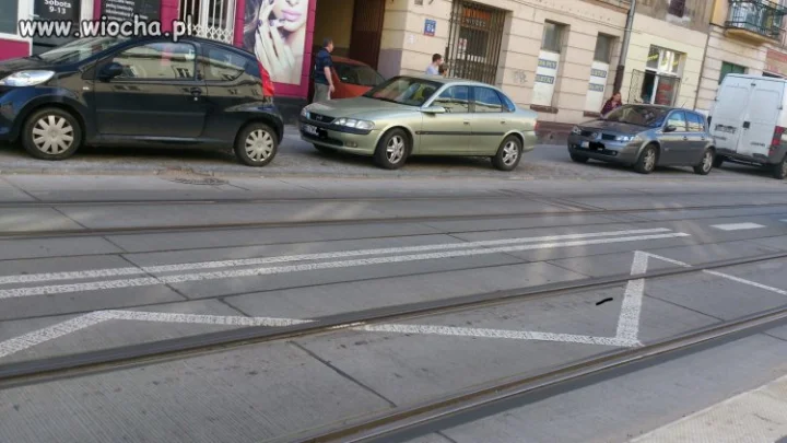 I tak sobie stoi i blokuje