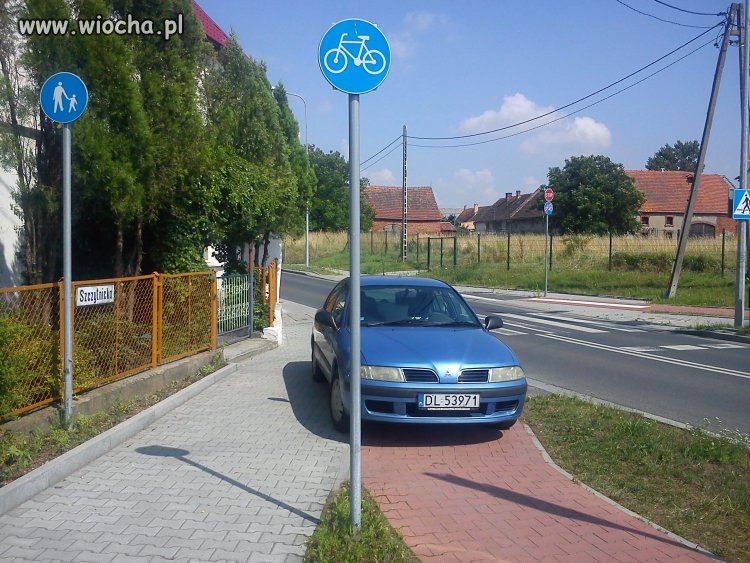 Kolejny "miszcz" parkowania.