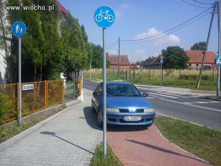 Kolejny "miszcz" parkowania.
