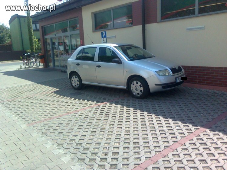 Kolejny mistrz parkowania...