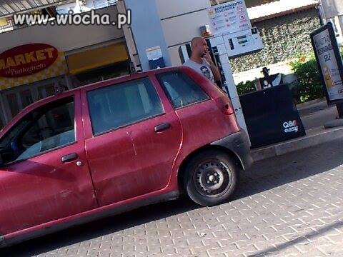 Kolejny idiota któremu się spieszy na tamten świat