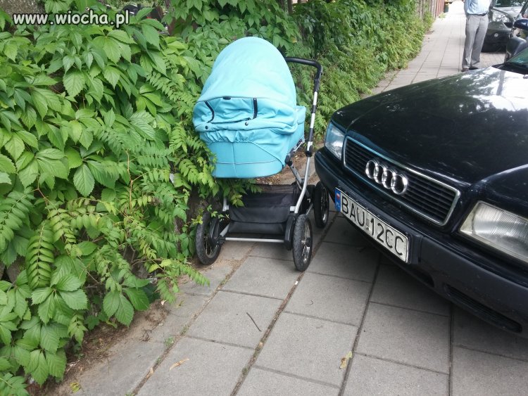 Tak się parkuje pod cmentarzem w Augustowie