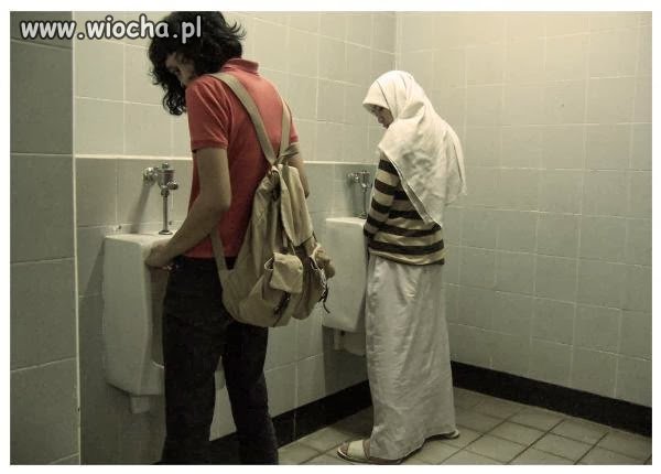 A tym czasem, w męskim kibelku