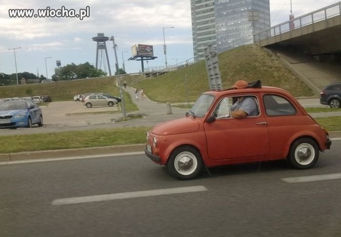 Ten tylko czeka na zajeżdżających drogę
