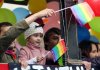 Dziecko na paradzie równości z kolczykiem w brwi