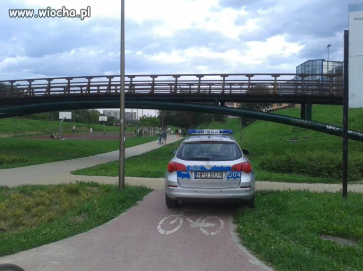 Kultura parkowania Policji...
