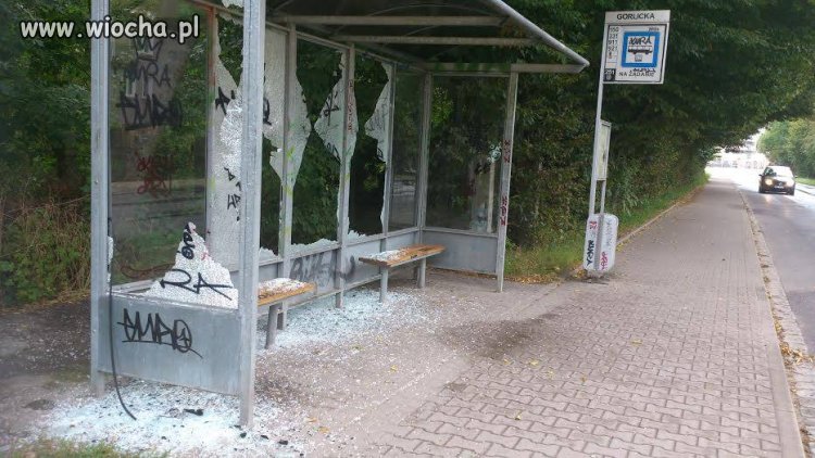 Przystanek przy Gorlickiej po sobotnim wieczorze. 