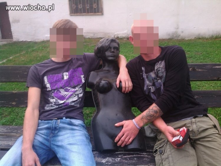 Chłopaki macają lalę... 