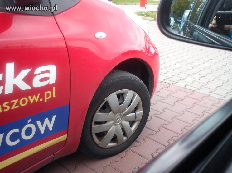 Szkoła jazdy i łyse opony