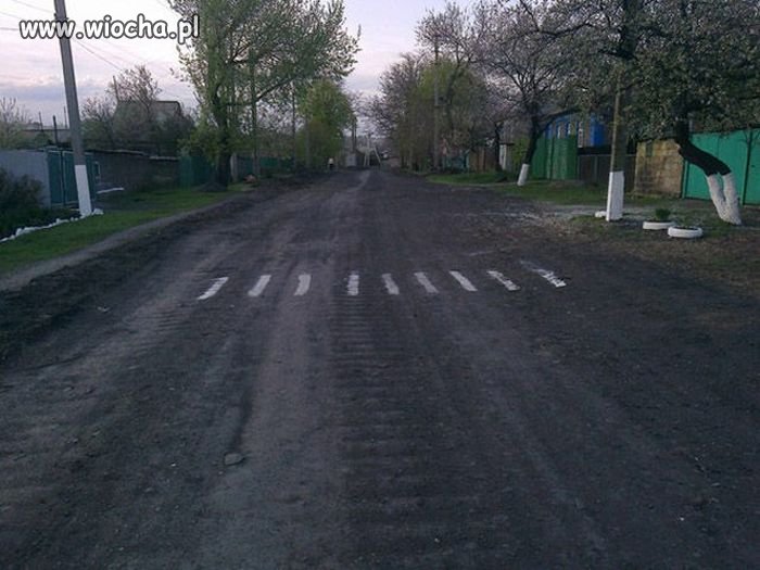 Zapomnieli tylko o znakach ostrzegawczych.