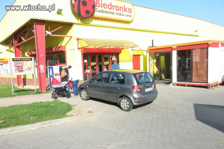 Przy Biedronce parkuje tak...