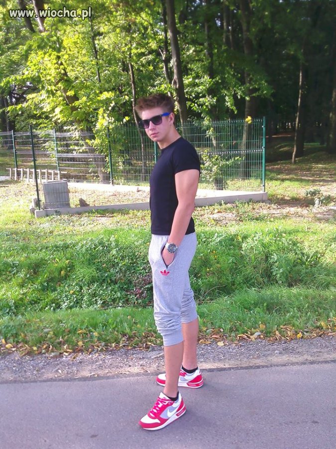 Obcisła koszulka, damskie buty i napięty "triceps"
