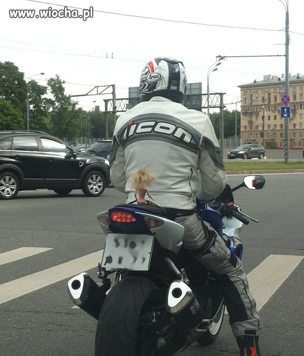 Z roznegliżowaną blondyną.
