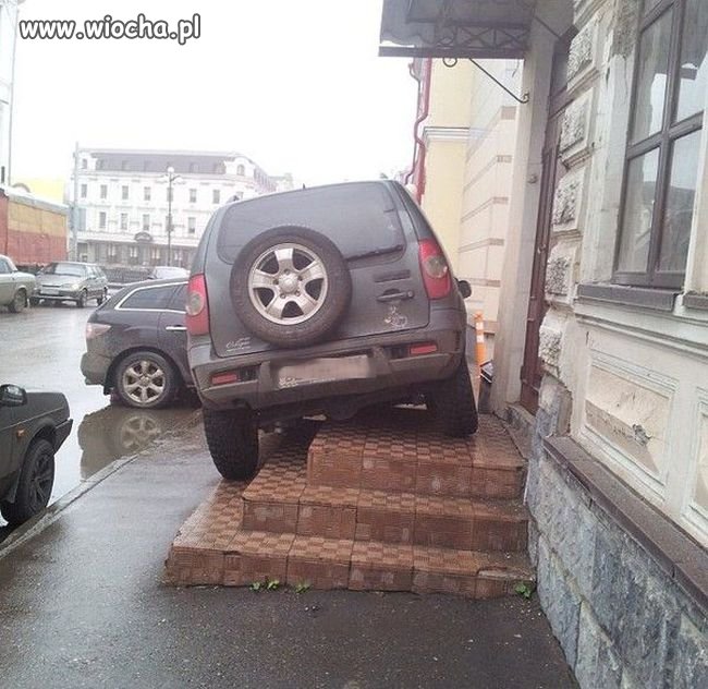 A jednak można pod same drzwi.