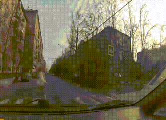 Uprzejmy kierowca i czujna blondynka 