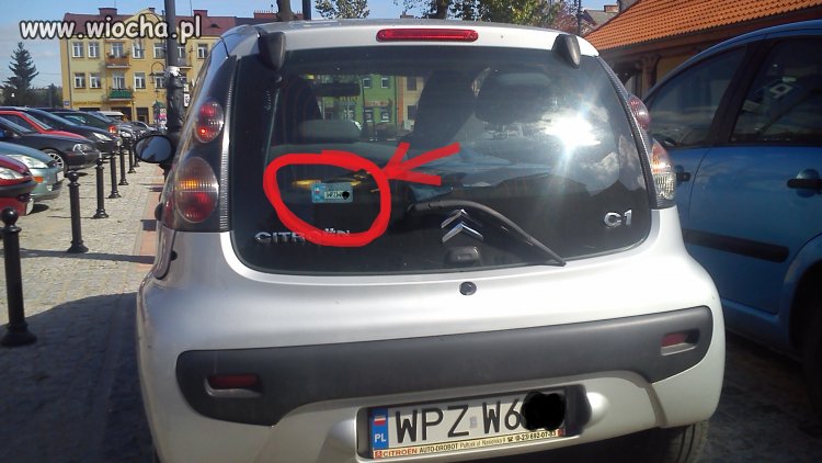 Naklejkę naklejamy w prawym dolnym rogu szyby. 