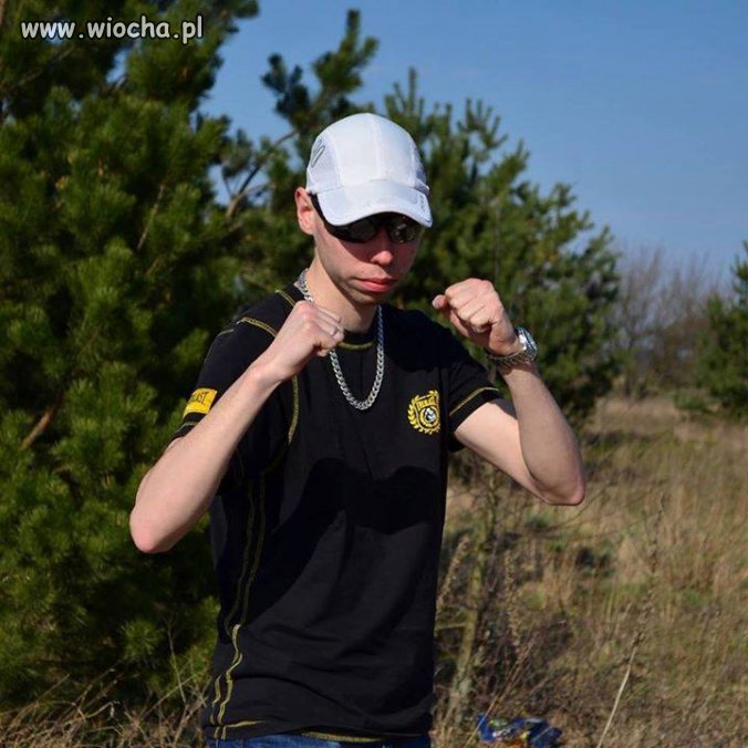 Jego szyja ledwo wytrzymuje 