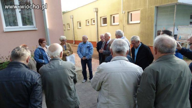 Wybory w Pionkach - otwarcie 20 m chodnika 