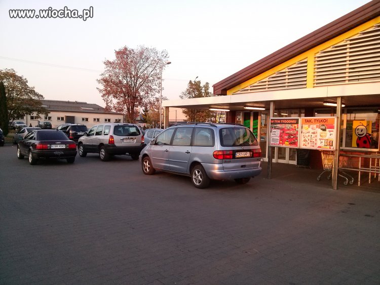 Bo do sklepu się nie dało wjechać