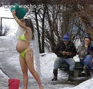 Kobieta pod prysznicem.
