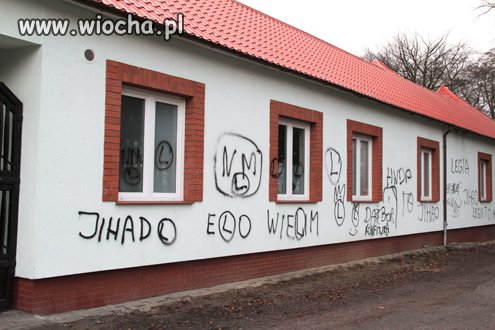 Zniszczona elewacja basenu