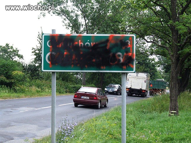 Zamalowane sprayem znaki drogowe