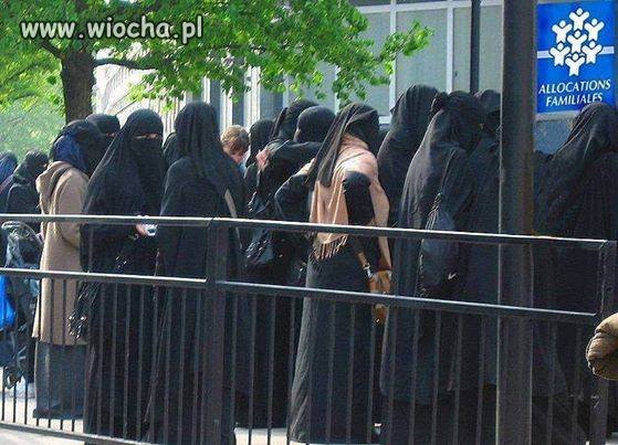 Kolejka po zasiłek w Marsylii