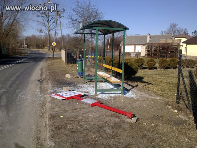 Wandale zniszczyli przystanek