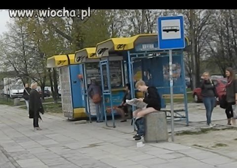 Klocek na przystanku 