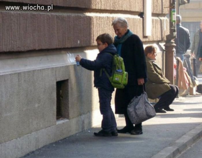 Baw się wnusiu. Twoja babcia nie da 