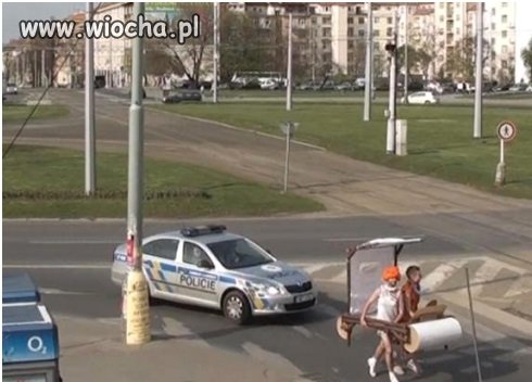 Będzie mandacik za brak kierunkowskazu...