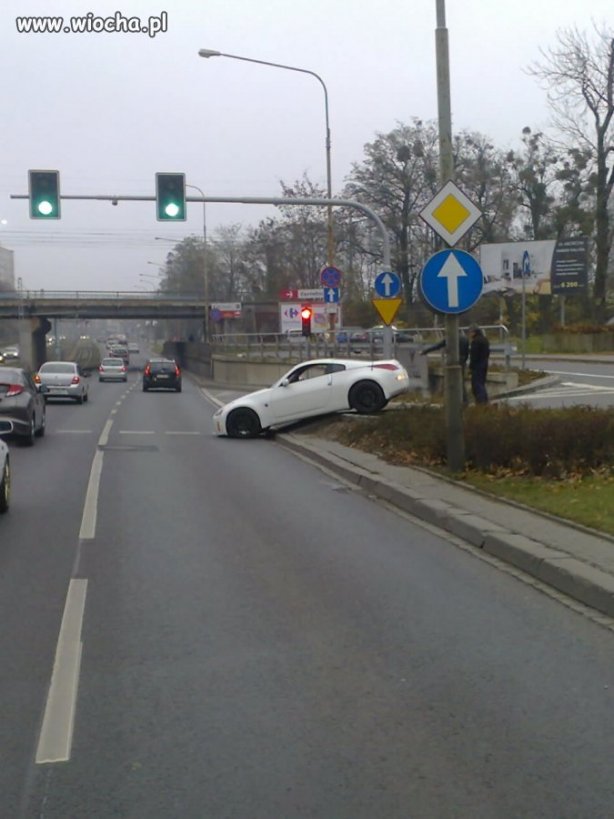 Nowy sposób parkowania, mina kierowcy bezcenna.