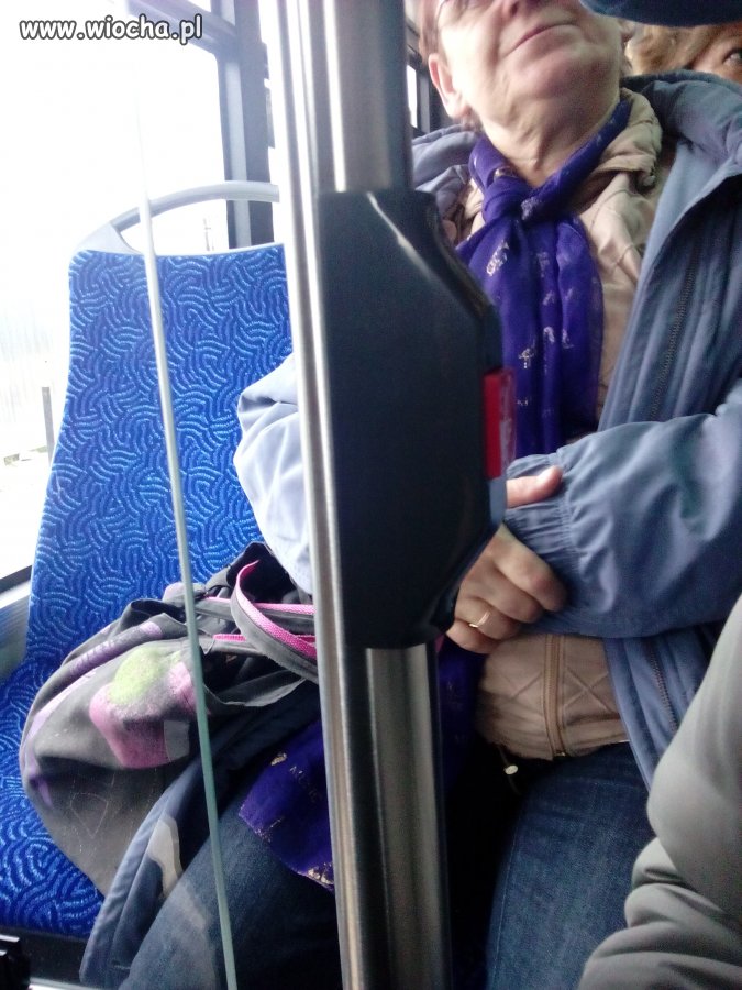Bo zakupy się zmęczyły, a autobus wypchany ludźmi