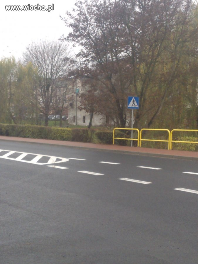 Znak jest ale pasów brak.