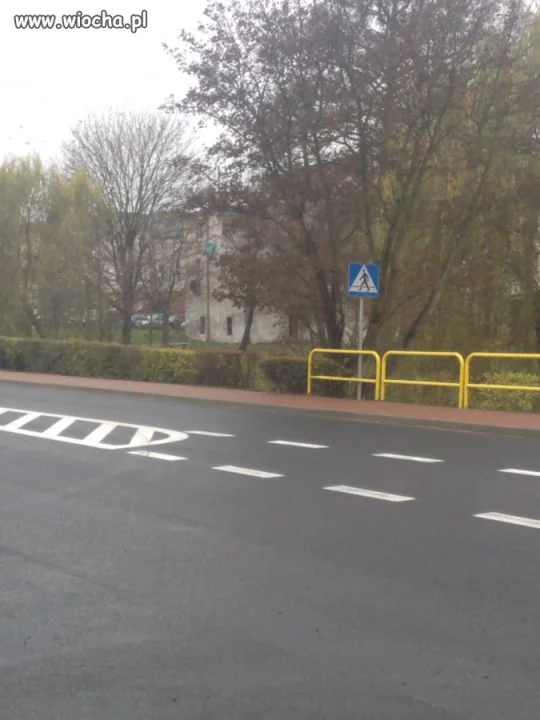 Znak jest ale pasów brak.