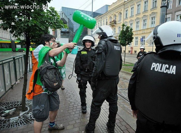 Dziwny ten nasz kraj, takie sceny tylko na pokaz.