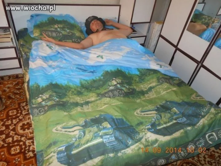 Ten kacap ma nierówno pod sufitem.